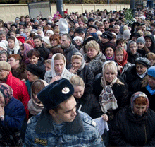 Сотни тысяч людей выстаивали многочасовую очередь, чтобы прикоснуться к святыне